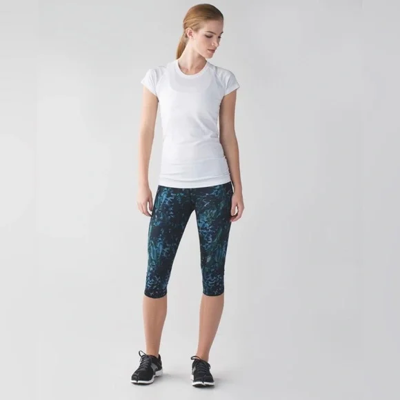 Lululemon Run: Top Speed Crop *Full-On Luxtreme
Floral Backdrop Blue Denim Multi - Picture 5 of 10